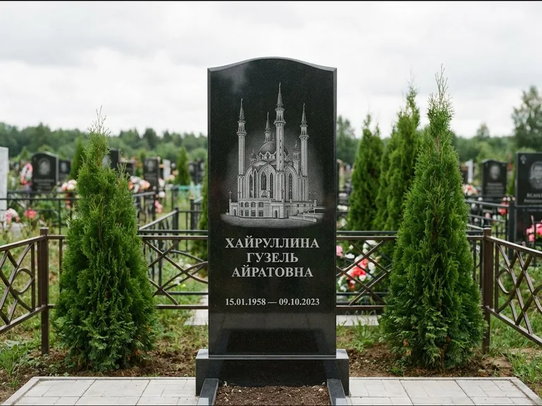 Мусульманский памятник с гравировкой мечети — мечеть Кул-Шариф на обороте стелы, работа «Хайруллина» в Саратове