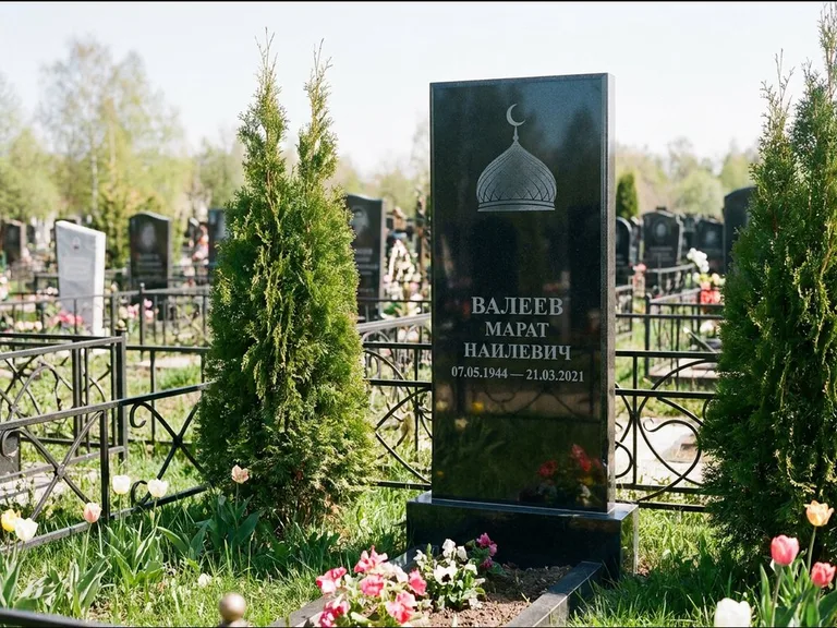 Мусульманский памятник с гравировкой мечети — купол с полумесяцем в верхней части, работа «Валеев» в Саратове