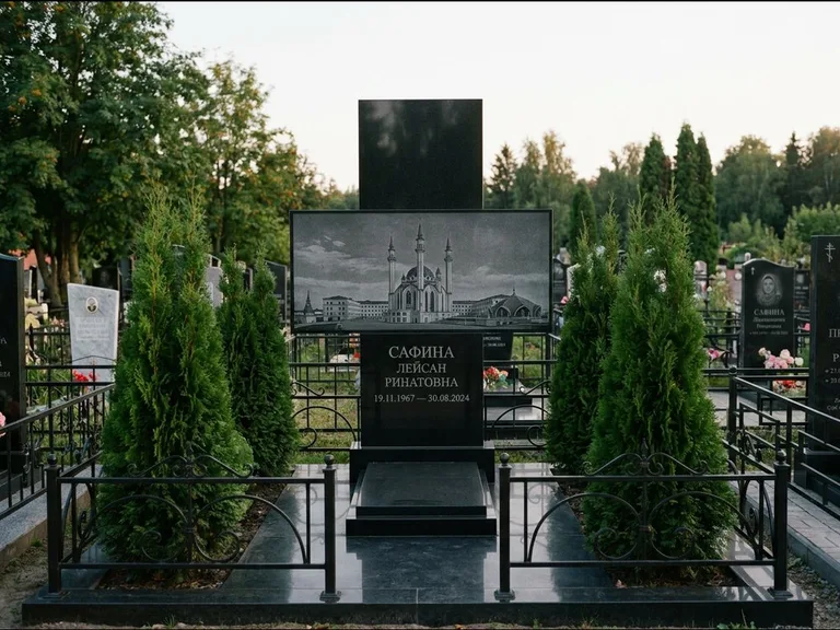 Мусульманский памятник с гравировкой мечети — панорама мечети во всю ширину стелы, работа «Сафина» в Саратове