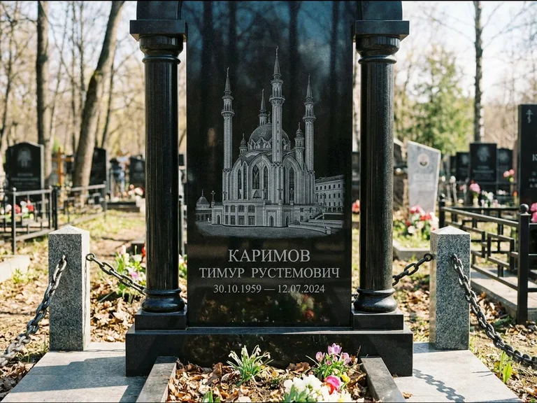 Мусульманский памятник с гравировкой мечети: стела с колоннами-минаретами по бокам — детализированная гравировка мечети Кул-Шариф, гранитные столбики с провисающей цепью, работа «Каримов» в Саратове
