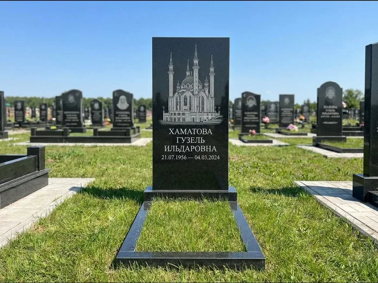 Мусульманский памятник с гравировкой мечети: небольшая скромная одиночная стела — золочёная гравировка мечети, аккуратный участок с газоном, работа «Нигматуллина» в Саратове