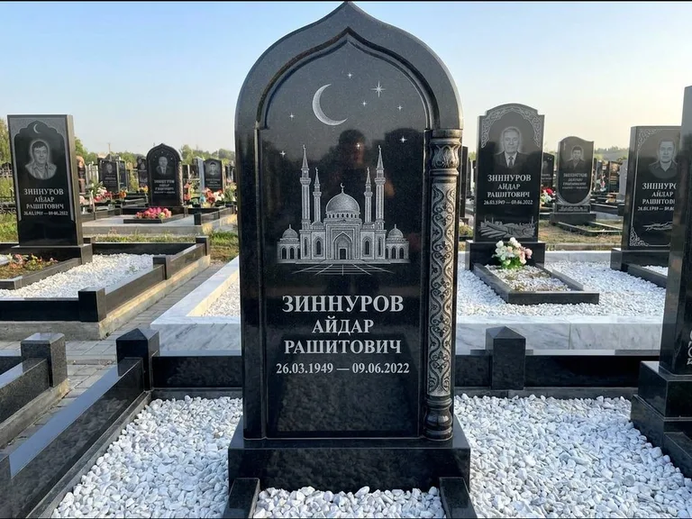 Мусульманский памятник с гравировкой мечети: стела с михраб-верхом и резной боковой колонной — детализированная гравировка мечети Кул-Шариф, белая мраморная крошка, работа «Ахметов» в Саратове