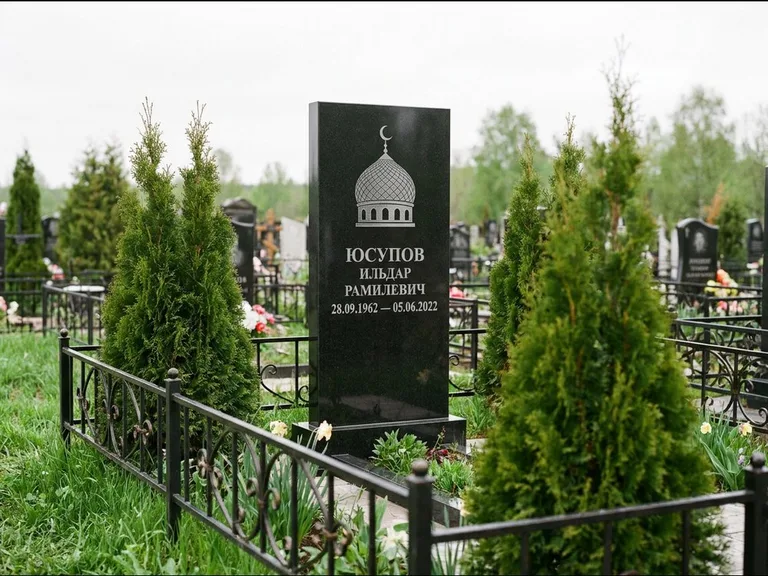 Мусульманский памятник с гравировкой мечети — купол с полумесяцем в верхней части, работа «Юсупов» в Саратове