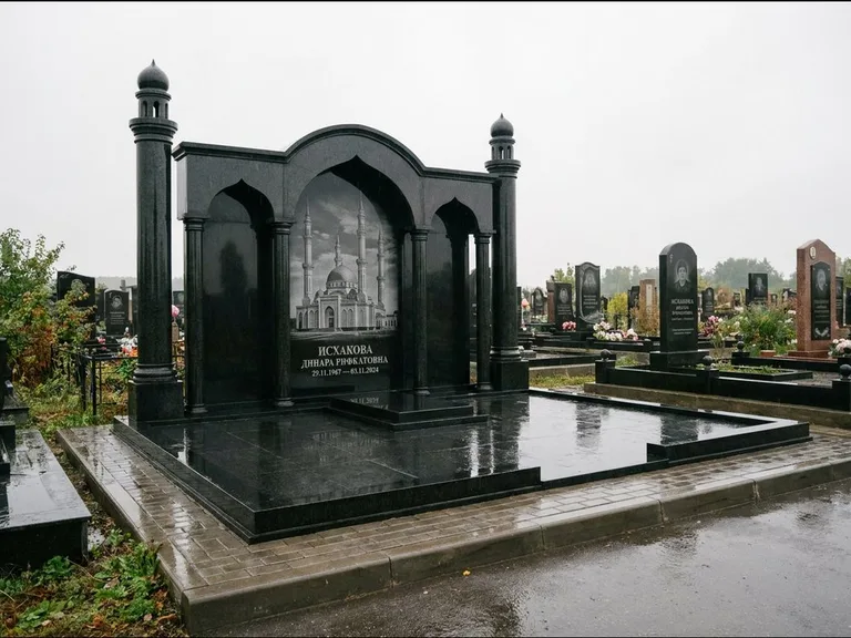 Мусульманский памятник с гравировкой мечети: семейный мемориал с колоннами-минаретами и аркой — золочёная гравировка мечети, большая мощёная площадка, работа «Абдуллаева» в Саратове