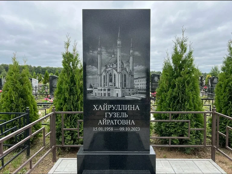 Мусульманский памятник с гравировкой мечети — панорама мечети во всю ширину стелы, работа «Хайруллина» в Саратове