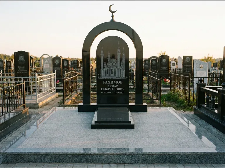 Мусульманский памятник с гравировкой мечети: монументальная стела-арка с полумесяцем на вершине — детализированная гравировка мечети Кул-Шариф, мощёная гранитная площадка с бордюром, работа «Юсупов» в Саратове