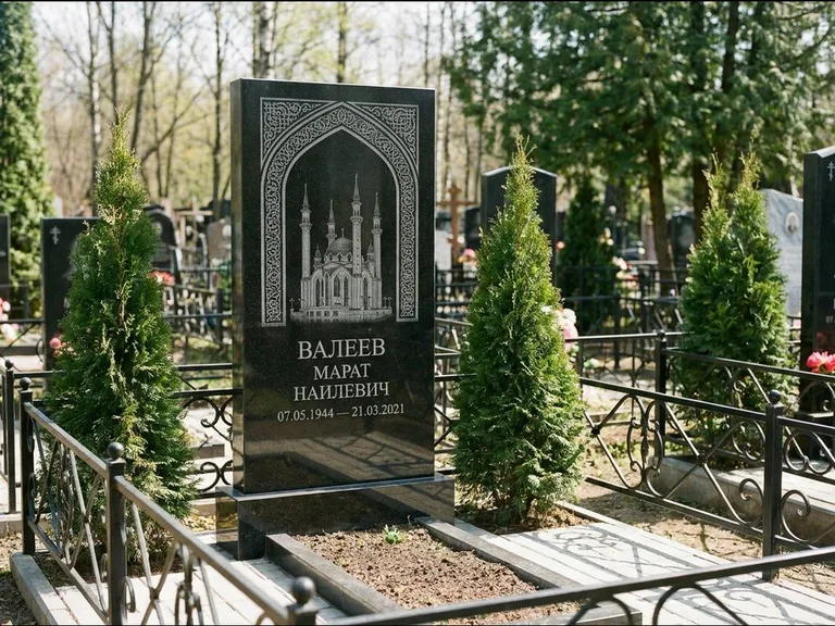 Мусульманский памятник с гравировкой мечети — мечеть в восточной арке с орнаментом, работа «Валеев» в Саратове