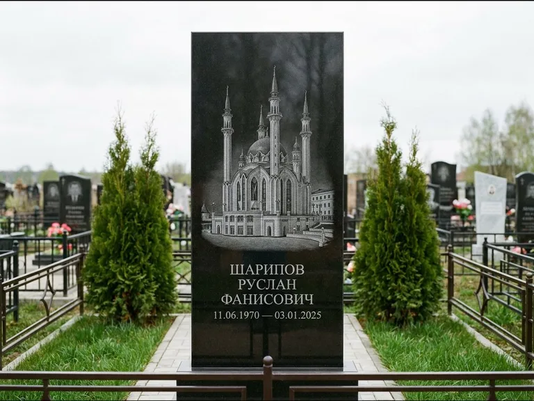 Мусульманский памятник с гравировкой мечети — мечеть Кул-Шариф на обороте стелы, работа «Шарипов» в Саратове