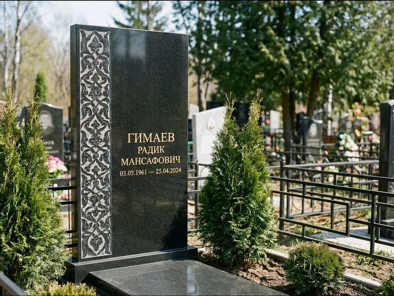Мусульманский памятник — колонна ислими по краю стелы, работа «Гимаев» в Саратове
