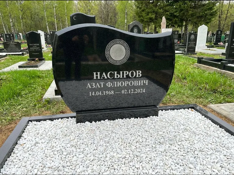 Мусульманский памятник: стела с волнообразным скошенным верхом — гравировка мечети под полумесяцем и звёздами, белая мраморная крошка с бордюром, работа «Насыров» в Саратове