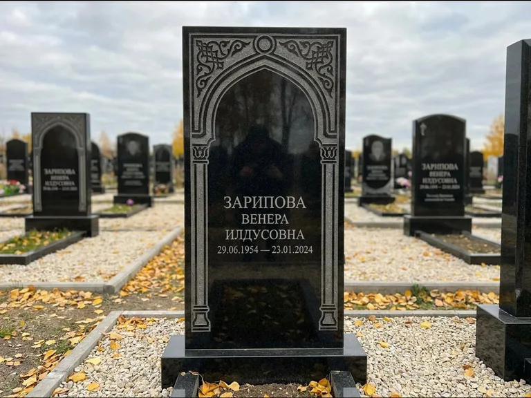 Мусульманский памятник: фигурная стела с михраб-нишей — гравировка мечети в михраб-арке с орнаментом, светлая гравийная отсыпка, работа «Зарипова» в Саратове