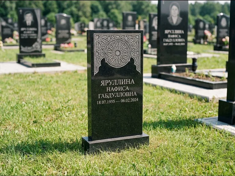 Мусульманский памятник: небольшая скромная невысокая стела — золочёная гравировка мечети, аккуратный участок с газоном, работа «Фахрутдинова» в Саратове
