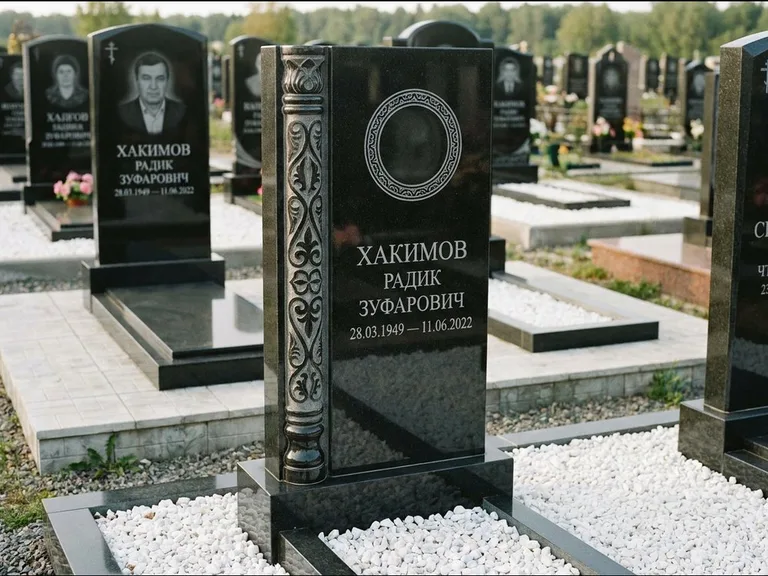 Мусульманский памятник: стела с боковой резной орнаментальной колонной — детализированная гравировка мечети Кул-Шариф, белая мраморная крошка, работа «Хабибуллин» в Саратове
