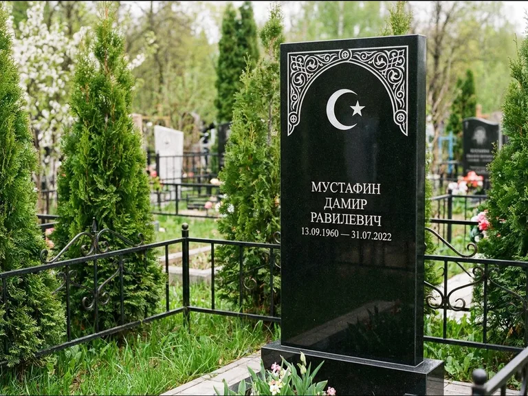 Мусульманский памятник — полумесяц со звездой и орнамент-бордюр, работа «Мустафин» в Саратове
