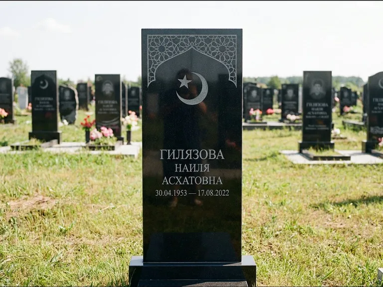 Мусульманский памятник: узкая вертикальная стела-пилон с полумесяцем — гравировка мечети в михраб-арке с орнаментом, открытая лужайка без ограды, работа «Ибрагимова» в Саратове