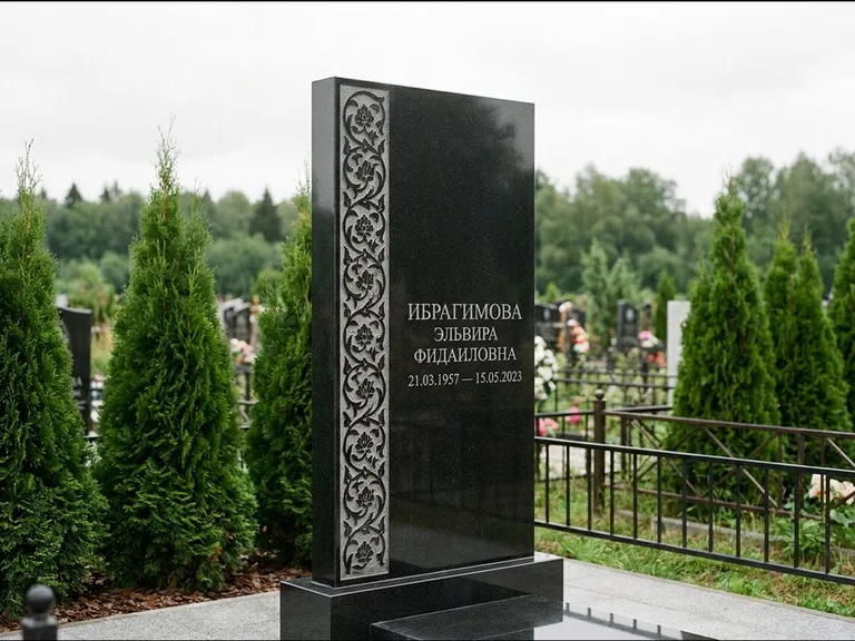 Мусульманский памятник — колонна ислими по краю стелы, работа «Ибрагимова» в Саратове