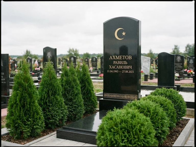 Гравировка полумесяца на памятник в Саратове — памятник из чёрного гранита с гравировкой