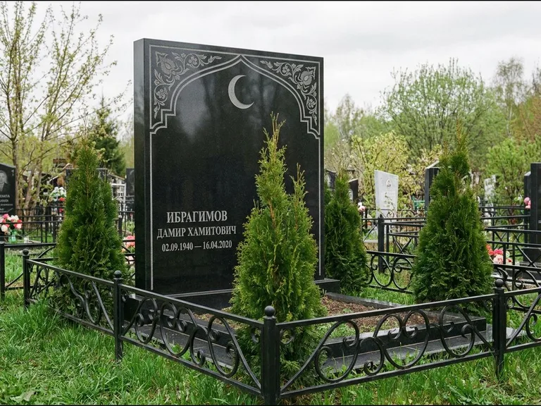 Памятник с гравировкой полумесяца — гравировка полумесяца в восточной арке с орнаментом, работа «Ибрагимов» в Саратове
