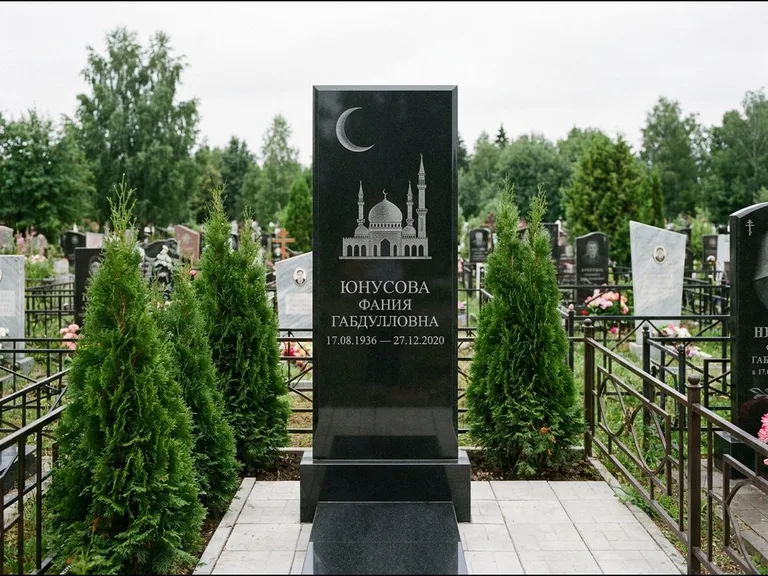 Памятник с гравировкой полумесяца — гравировка полумесяца над силуэтом мечети, работа «Юнусова» в Саратове