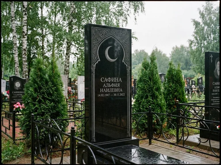 Памятник с гравировкой полумесяца — гравировка полумесяца в восточной арке с орнаментом, работа «Сафина» в Саратове