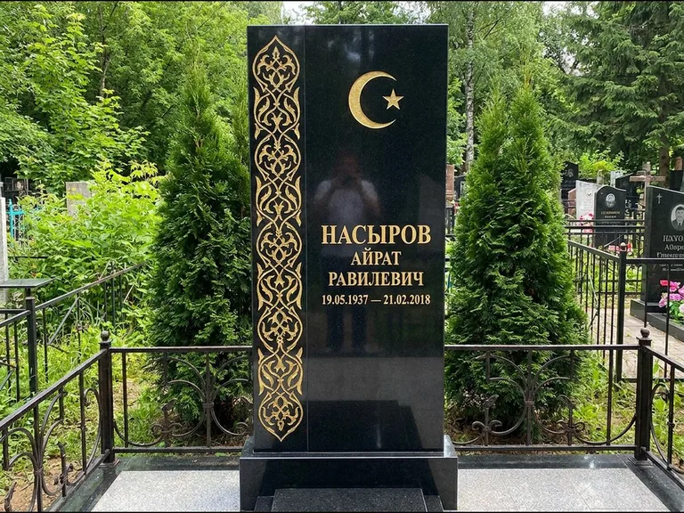 Памятник с гравировкой полумесяца — золочёный полумесяц и колонна растительного орнамента-ислими, работа «Насыров» в Саратове