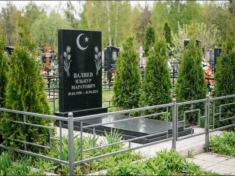 Памятник с гравировкой полумесяца — гравировка полумесяца со звездой и тюльпанами по бокам, работа «Валиев» в Саратове
