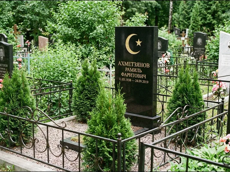 Памятник с гравировкой полумесяца — золочёная гравировка полумесяца со звездой в верхней части с, работа «Ахметзянов» в Саратове