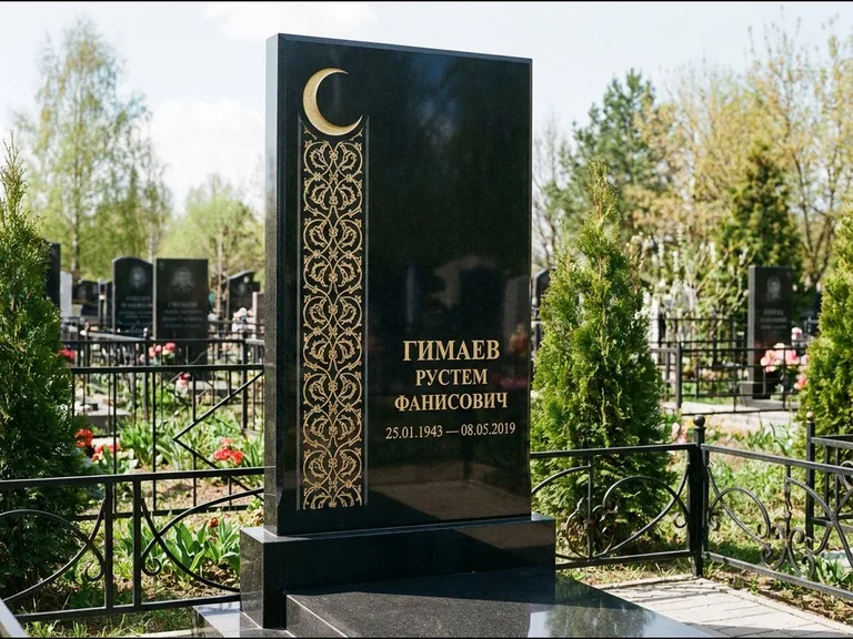 Памятник с гравировкой полумесяца — золочёный полумесяц и колонна растительного орнамента-ислими, работа «Гимаев» в Саратове