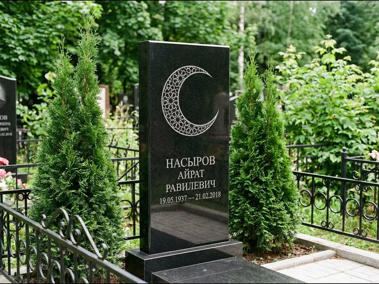 Памятник с гравировкой полумесяца — гравировка полумесяца в геометрическом орнаменте-гирихе, работа «Насыров» в Саратове