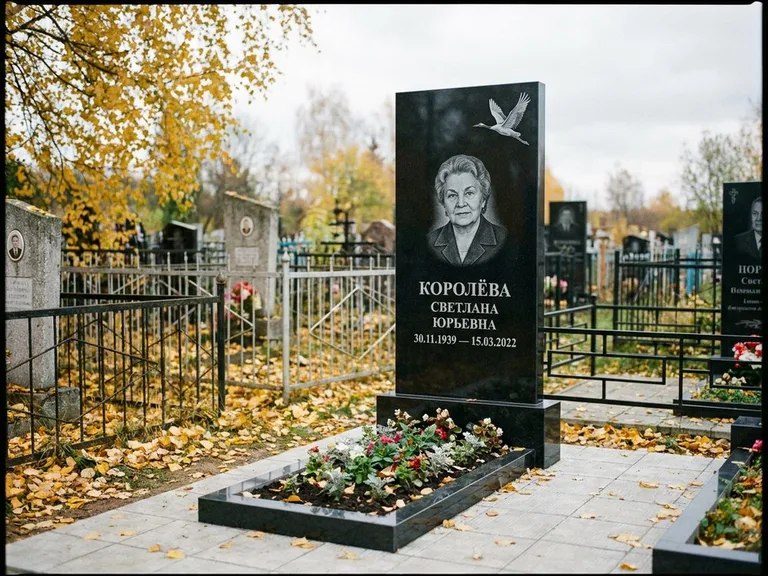 Памятник с гравировкой журавлей — белая гравировка клина журавлей, уходящего в верхний угол ст, работа «Королёва» в Саратове