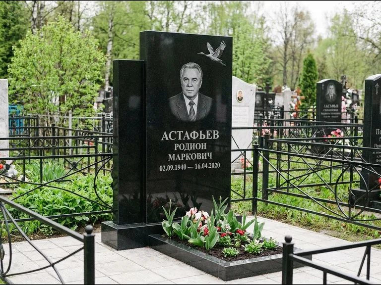 Памятник с гравировкой журавлей — гравировка одиночного летящего журавля над портретом, работа «Астафьев» в Саратове