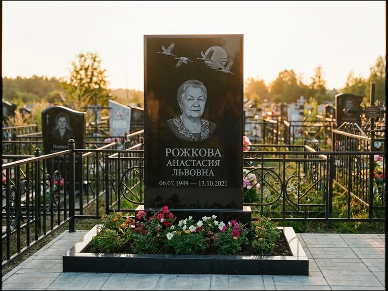 Памятник с гравировкой журавлей — гравировка клина журавлей на фоне солнечного диска, работа «Рожкова» в Саратове