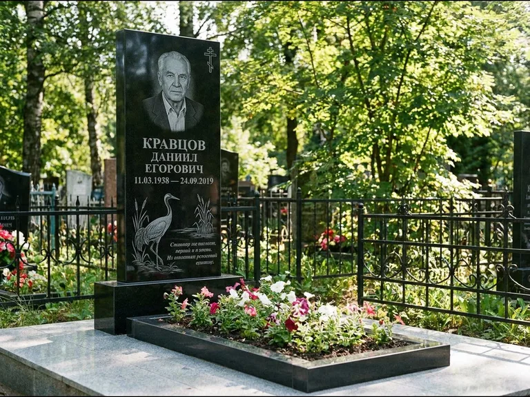 Памятник с гравировкой журавлей — гравировка журавля у камышей рядом с эпитафией, работа «Кравцов» в Саратове