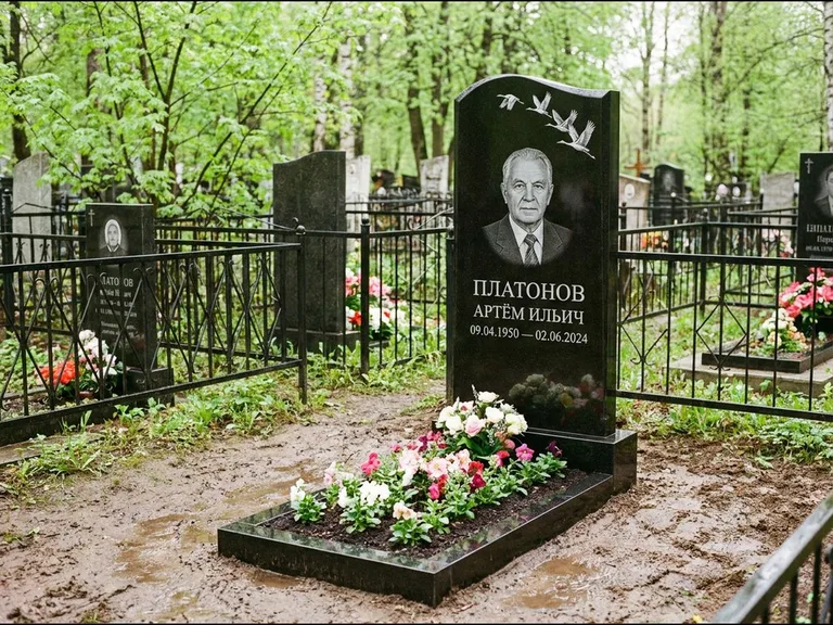 Памятник с гравировкой журавлей — белая гравировка клина журавлей, уходящего в верхний угол ст, работа «Платонов» в Саратове