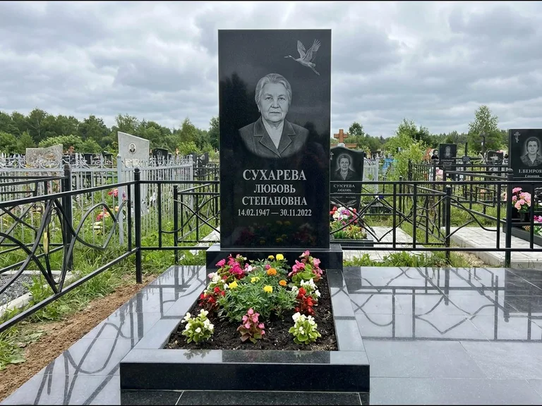 Памятник с гравировкой журавлей — гравировка одиночного летящего журавля над портретом, работа «Сухарева» в Саратове