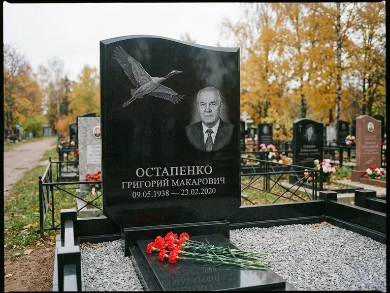 Памятник с гравировкой журавлей — гравировка журавлей, работа «Остапенко» в Саратове