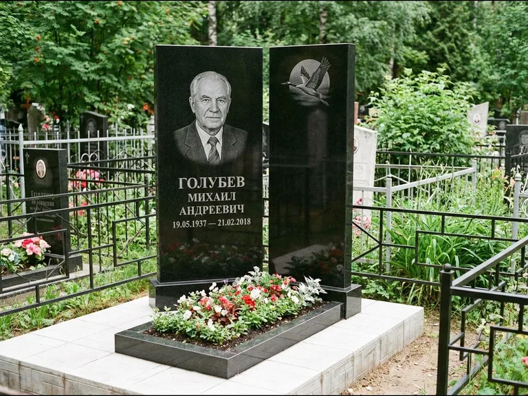 Памятник с гравировкой журавлей — гравировка клина журавлей на фоне солнечного диска, работа «Голубев» в Саратове