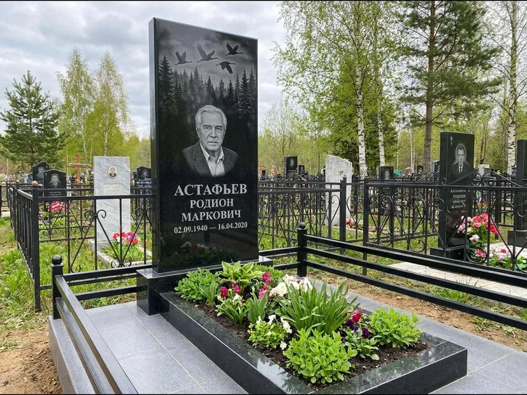 Памятник с гравировкой журавлей — гравировка силуэтов журавлей над еловым лесом, работа «Астафьев» в Саратове