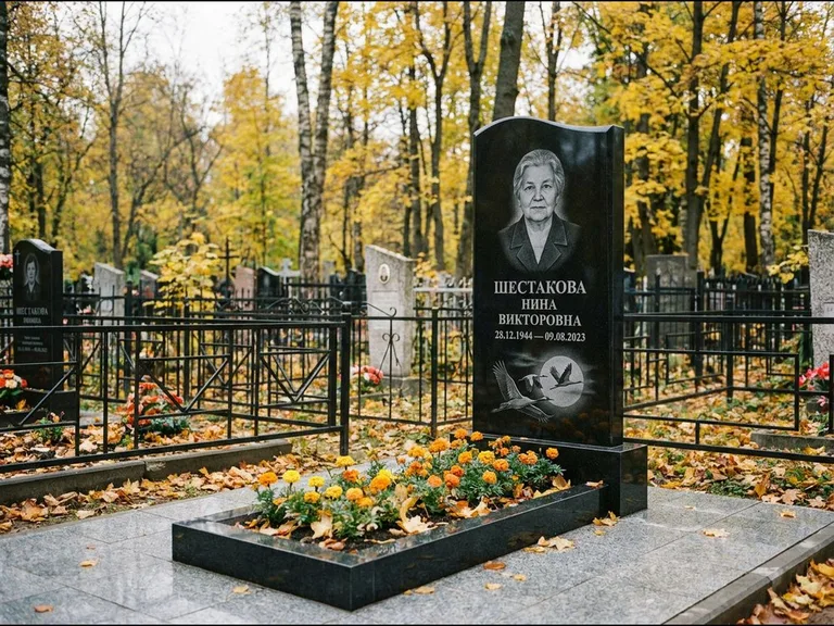 Памятник с гравировкой журавлей — гравировка клина журавлей на фоне солнечного диска, работа «Шестакова» в Саратове