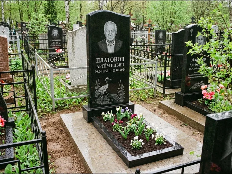 Памятник с гравировкой журавлей — гравировка журавля у камышей рядом с эпитафией, работа «Платонов» в Саратове