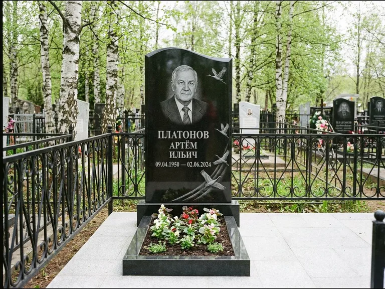 Памятник с гравировкой журавлей — гравировка трёх журавлей по диагонали через свободное поле с, работа «Платонов» в Саратове