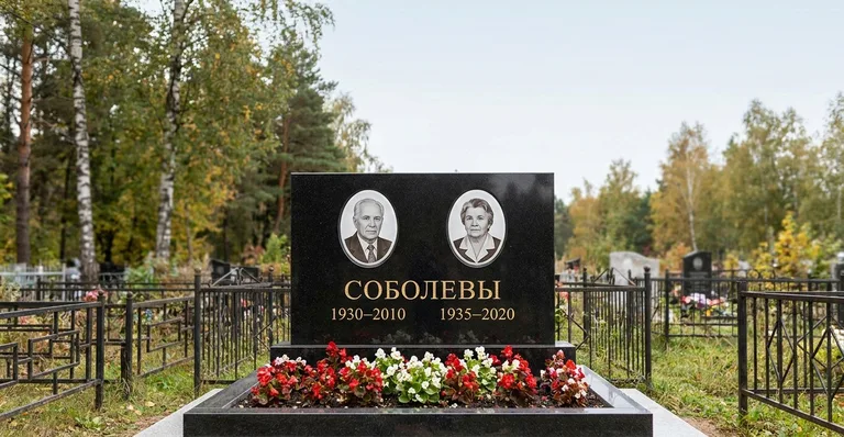 Семейный (двойной) памятник, Примеры памятников, установленных мастерской на кладбищах Саратова