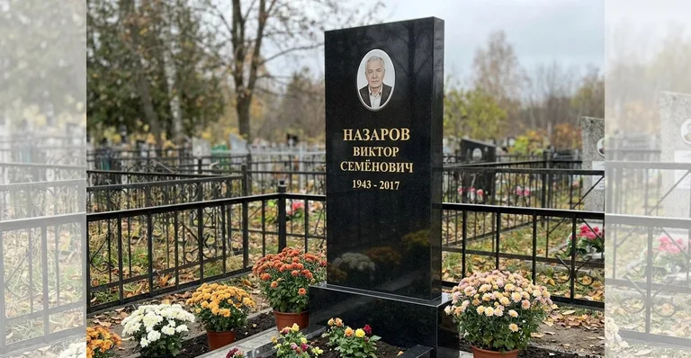 Памятник с оградой, Памятники мастерской «Мастер Каменев» на кладбищах Саратова