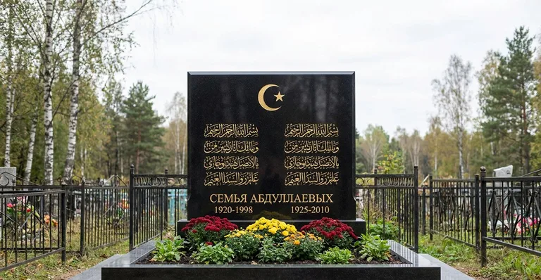 Мраморный мусульманский памятник, Памятники мастерской «Мастер Каменев» на кладбищах Саратова