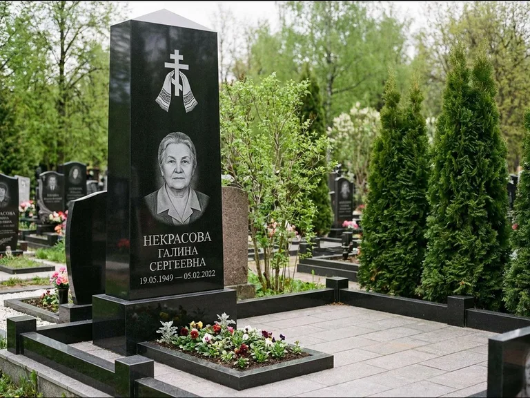 Памятник из чёрного гранита — стела-пилон с ажурным резным крестом, работа «Ерофеева» в Саратове