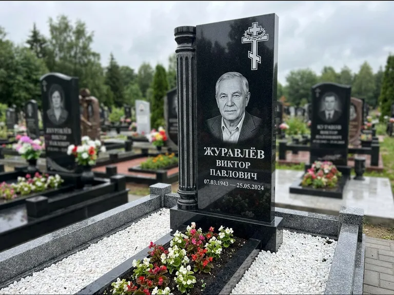Памятник из чёрного гранита — семейный мемориал из двух стел с крестом с рушником, работа «Гущин» в Саратове