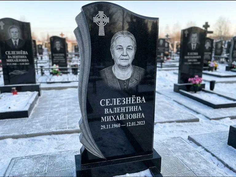 Памятник из чёрного гранита — восьмигранный обелиск с кельтским крестом, работа «Некрасова» в Саратове
