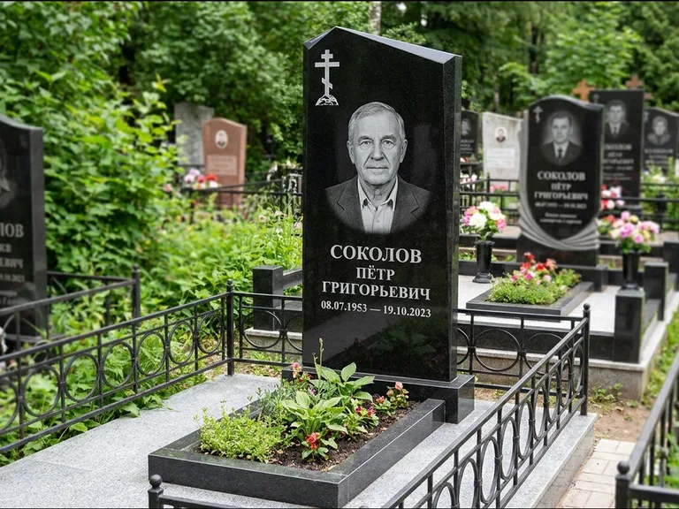 Памятник из чёрного гранита — полукруглая стела с крестом на Голгофе, работа «Журавлёв» в Саратове