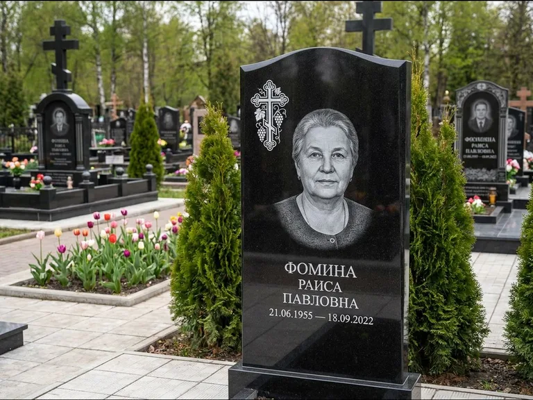 Памятник из чёрного гранита — двухцветная стела с крестом с распятием, работа «Одинцова» в Саратове