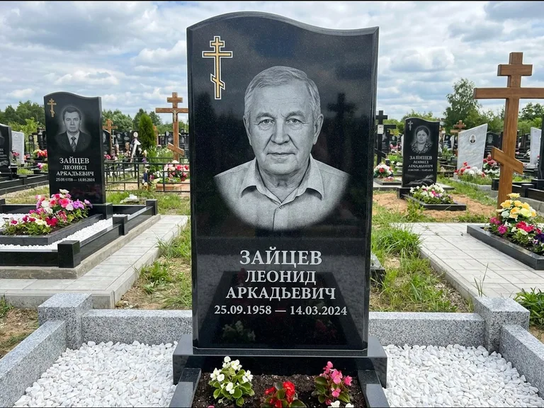 Памятник из чёрного гранита — горизонтальная семейная стела с аркой с процветшим крестом с виноградной лозой, работа «Верещагин» в Саратове